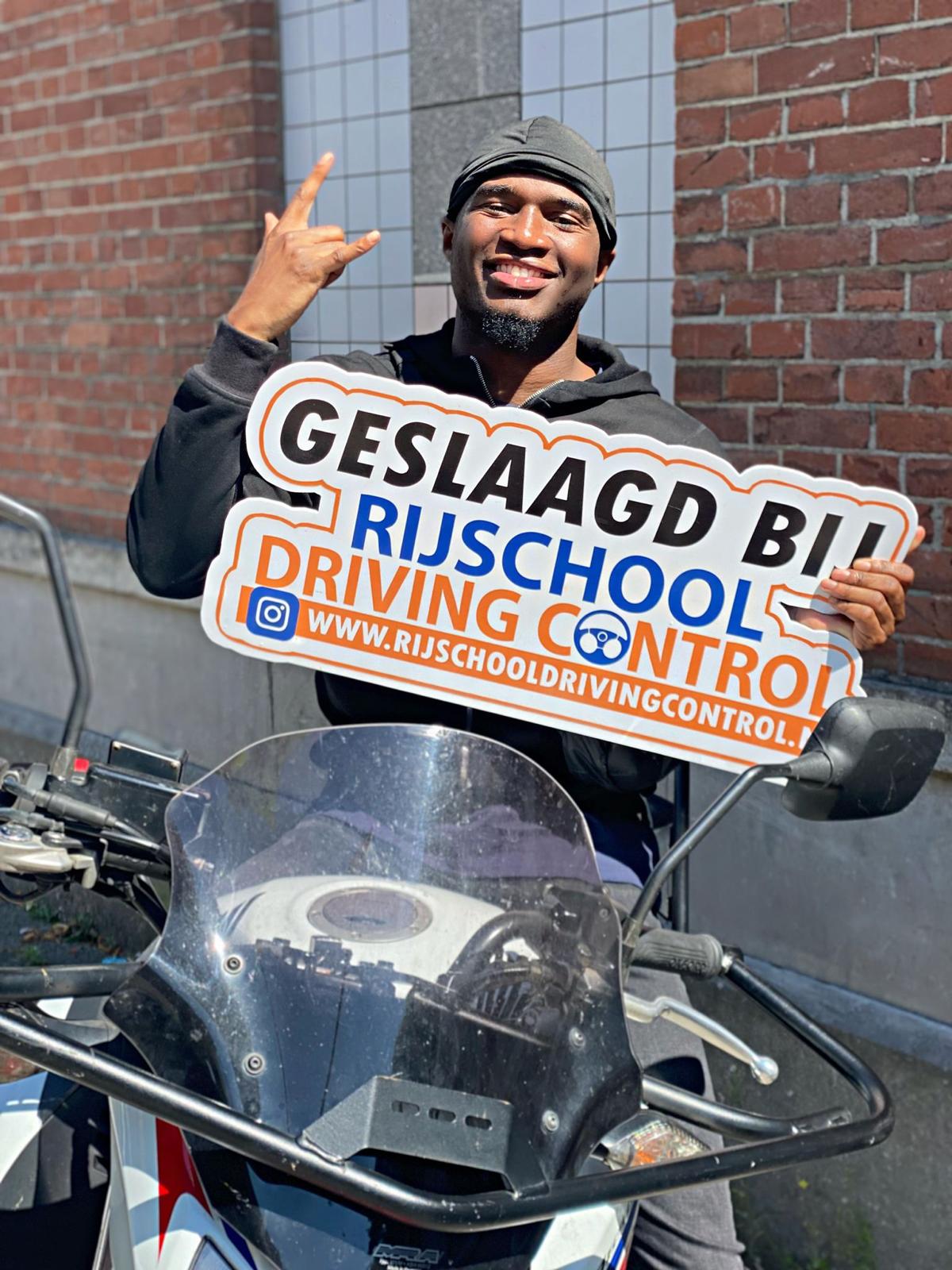 Geslaagd bij Rijschool driving control – Motor Rijbewijs halen in Rotterdam