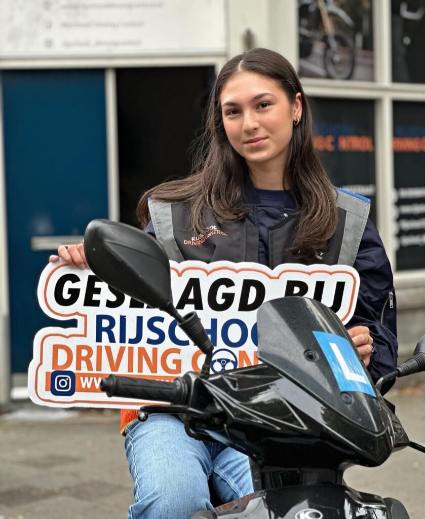 Stralende geslaagde na scooter rijopleiding in Rotterdam