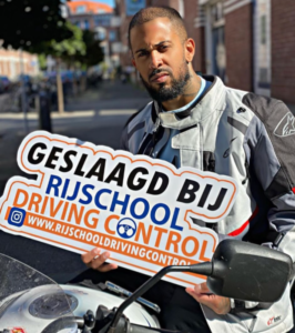 Motorrijles bij Rijschool Driving Control in Rotterdam.