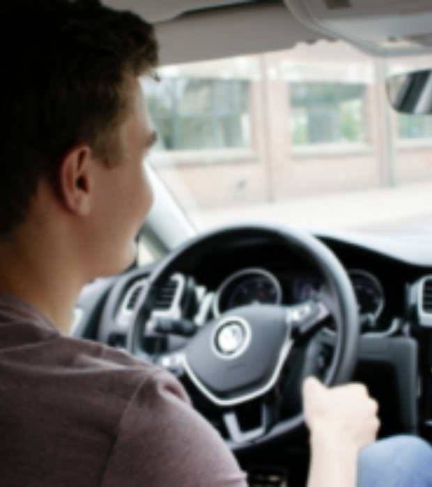 Lesauto in Rotterdam met rij-instructeur en leerling.