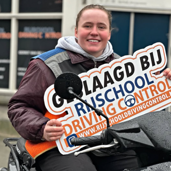 Leerling is geslaagd voor haar eerste rijles scooter examen in Schiedam