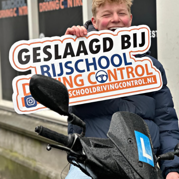 Leerling is geslaagd voor zijn scooter rijbewijs in vlaardingen