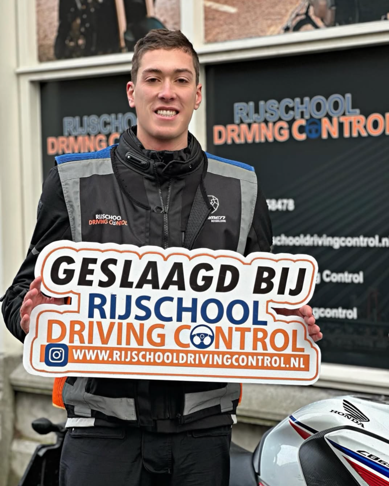 Blije student met zijn motorrijbewijs 