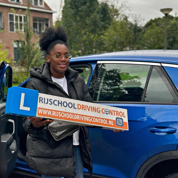 Dame slaagt in een keer voor haar rijbewijs in vlaardingen