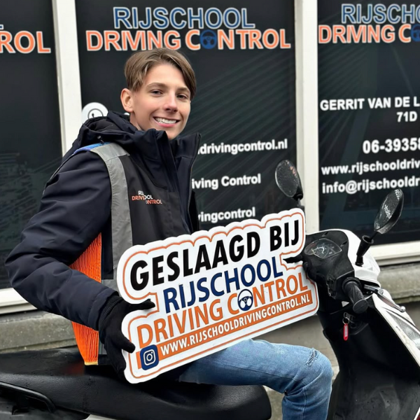 In een keer geslaagd voor zijn scooter rijbewijs in vlaardingen