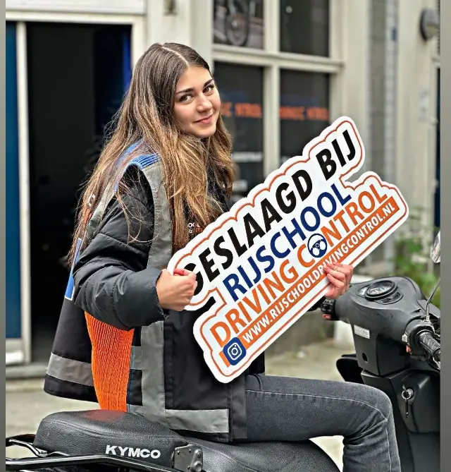 Blije leerling geslaagd voor haar bromfiets rijbewijs in Rotterdam