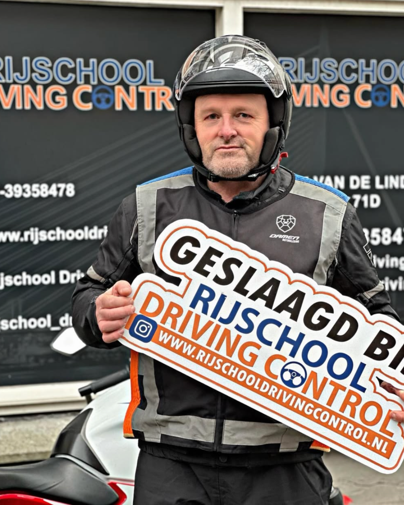 Geslaagde leerling voor motor examen