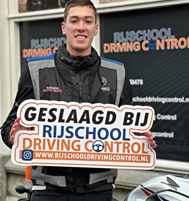 Blije leerling geslaagd voor A1 rijbewijs Vlaardingen bij