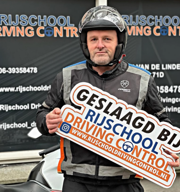 Trots geslaagd! Leerling haalt A1 rijbewijs Schiedam bij rijschooldrivingcontrool