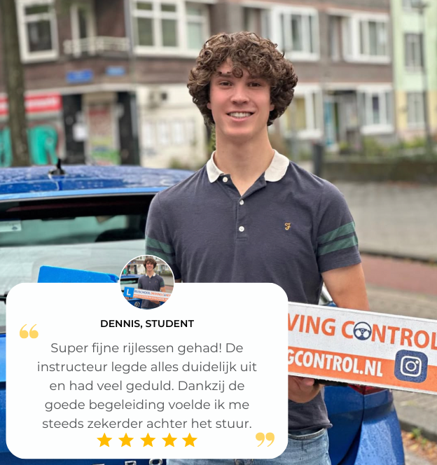 Geslaagde leerling bij Rotterdam Rijschool met rijbewijs in de hand, klaar om de weg op te gaan.