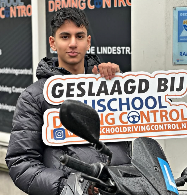 Tevreden leerling die zijn scooter rijbewijs in rotterdam heeft gehaald