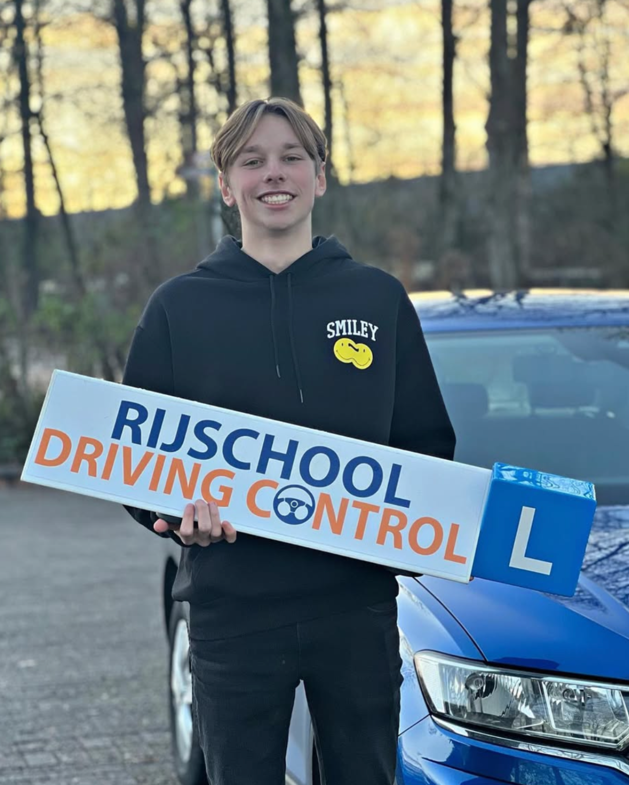 Blije geslaagde leerling bij rijschool Capelle aan den IJssel met rijbewijs in hand!