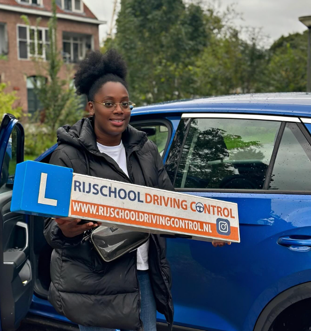 Leerling viert succes na behalen rijbewijs bij Rijschool Maassluis