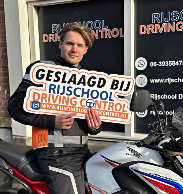 Geslaagde student ontvangt motorrijbewijs na motorrijlessen vanaf €595 bij motorrijschool Rotterdam Zuid