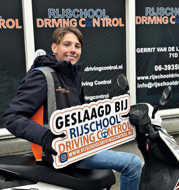 Geslaagde leerling scooter rijbewijs Schiedam – Blije cursist met rijbewijs in handen