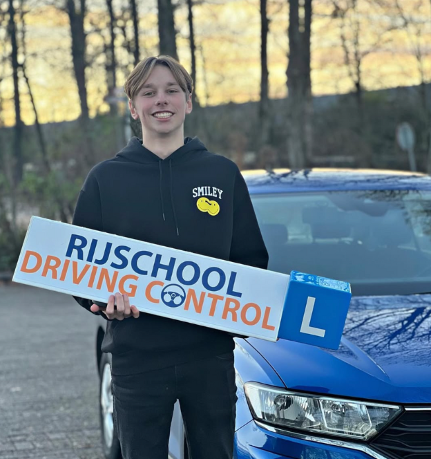 Blije leerling met rijbewijs in de hand na geslaagde rijles bij de Beste Rijschool Rotterdam