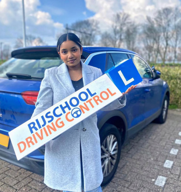 Blije leerling geslaagd bij rijschool in Rotterdam – Snel en veilig je rijbewijs halen.