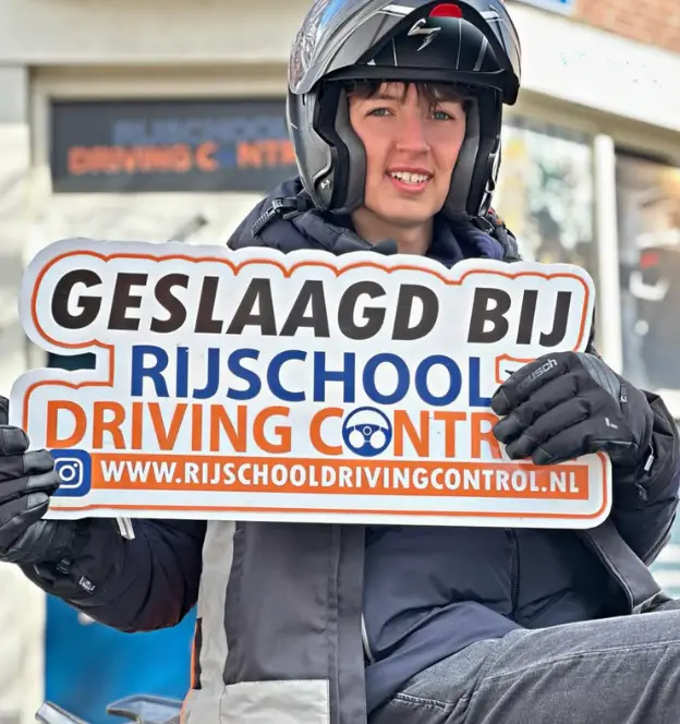 Succesvolle leerling met net gehaald scooter rijbewijs in Rotterdam binnen 1 dag