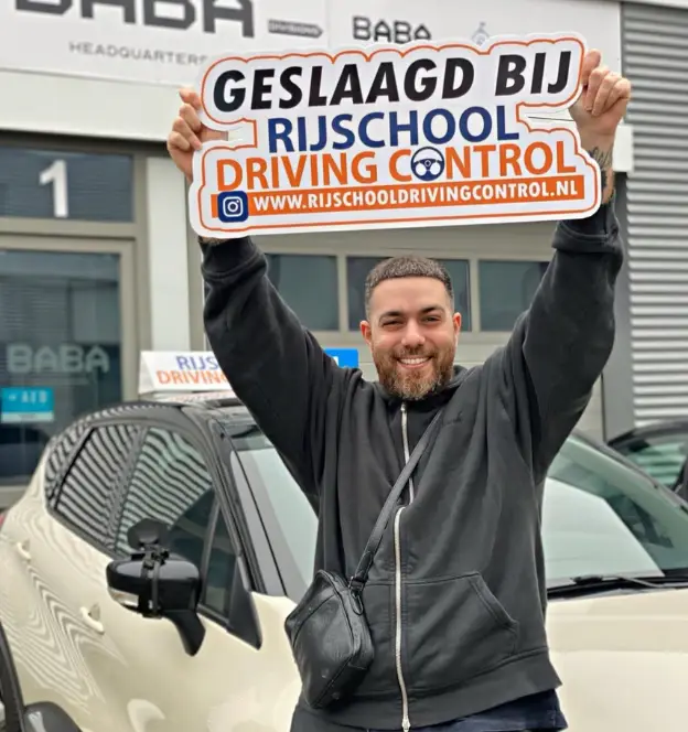 Geslaagde leerling bij rijschool in Rotterdam na succesvolle spoedcursus