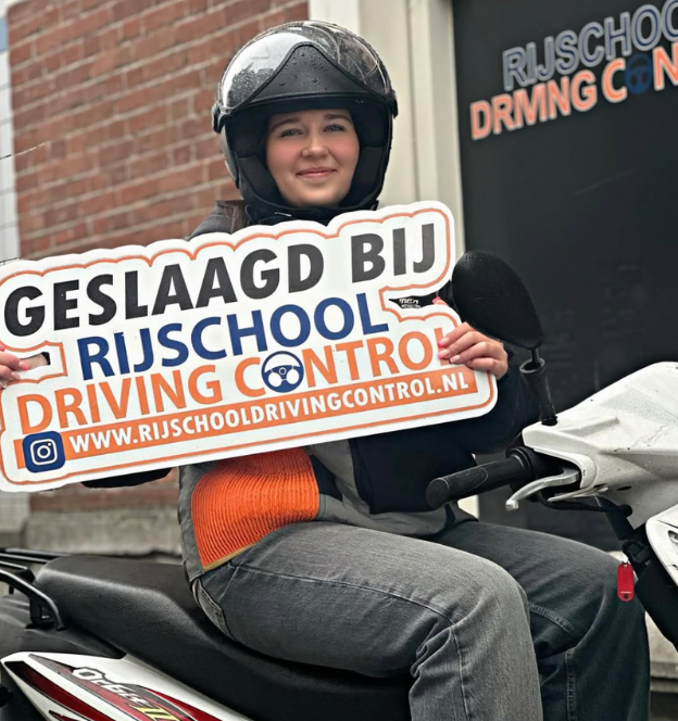 Rijschool Driving Control helpt jou met scooter rijbewijs halen in 1 dag

