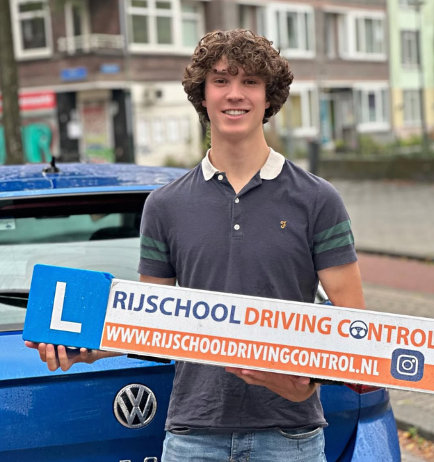 Blije student geslaagd voor rijbewijs bij professionele rijschool in Rotterdam