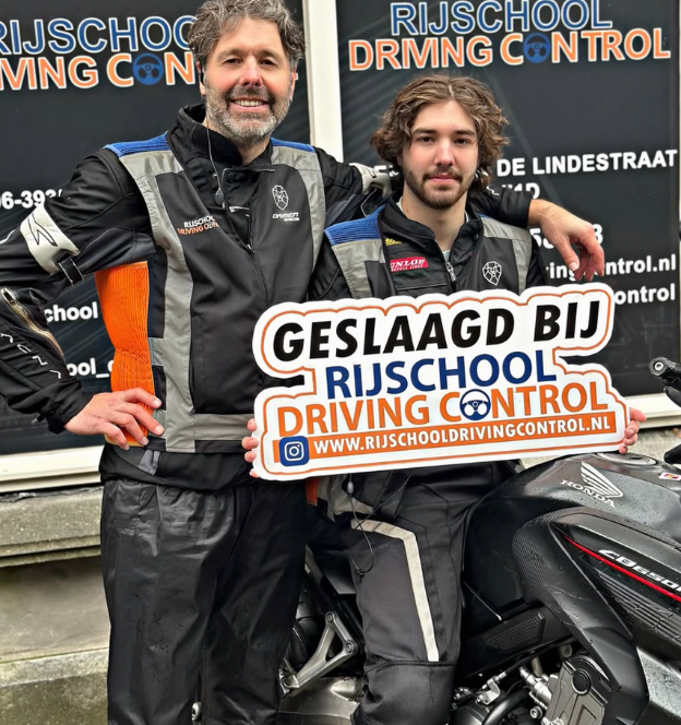 Vader en zoon lachen en vieren het slagen voor motor examen bij rijschool in Rotterdam