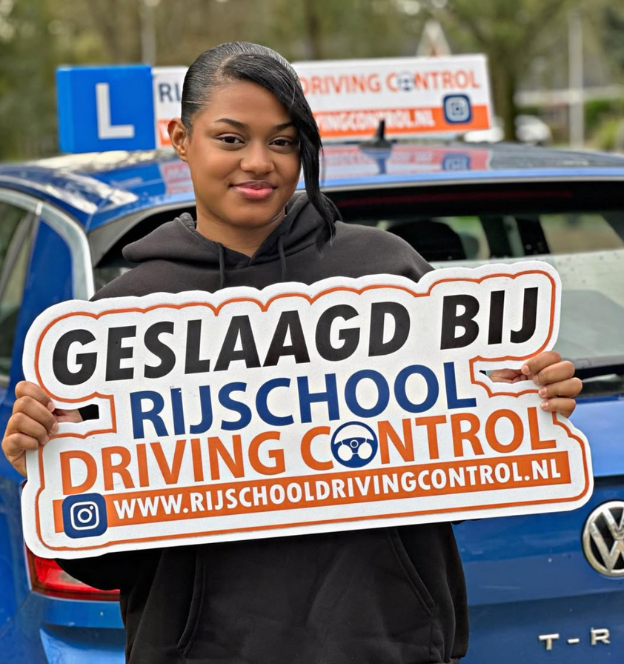 Blije dame is geslaagd voor haar rijlessen in Schiedam