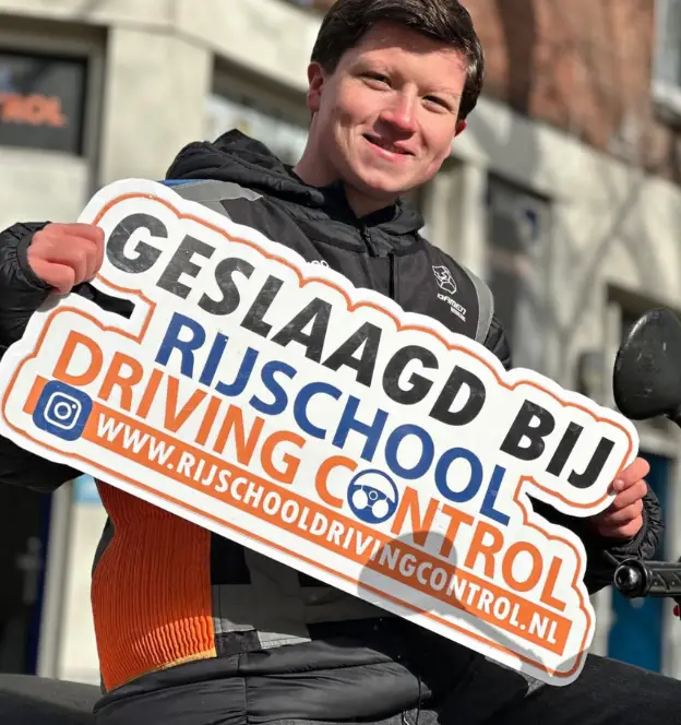 Geslaagde leerling bij praktijkexamen – voordelige scooter rijbewijs kosten