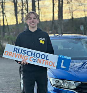 Geslaagde leerling automaat na het beginnen met rijles in Rotterdam
