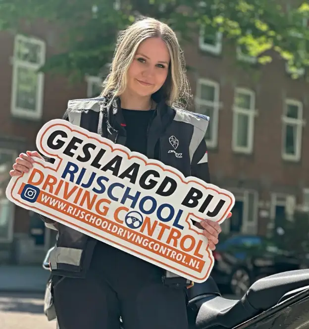 Blije dame geslaagd voor motorrijles bij Driving Control in Rotterdam