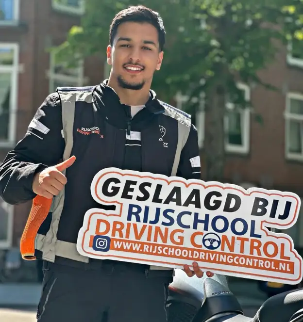 Leerling geslaagd na traject bij Driving Control β motor rijbewijs halen moeilijk? Niet voor hem!