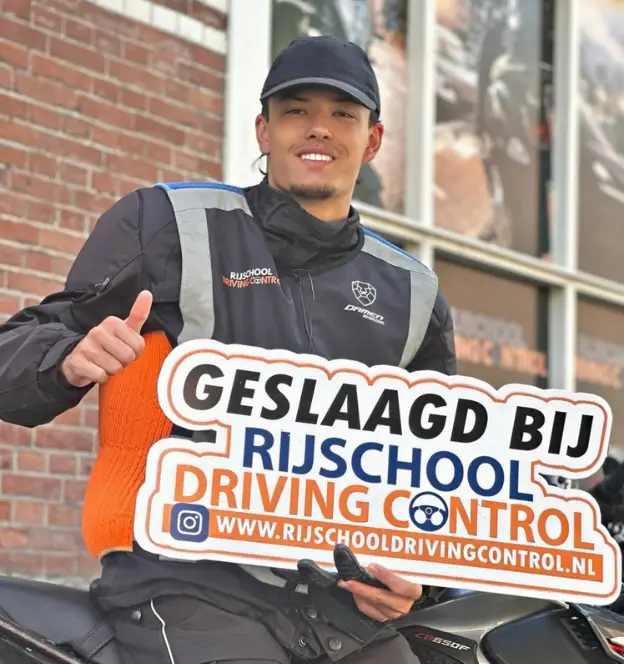 Geslaagde leerling na het beginnen met motorrijles in Rotterdam