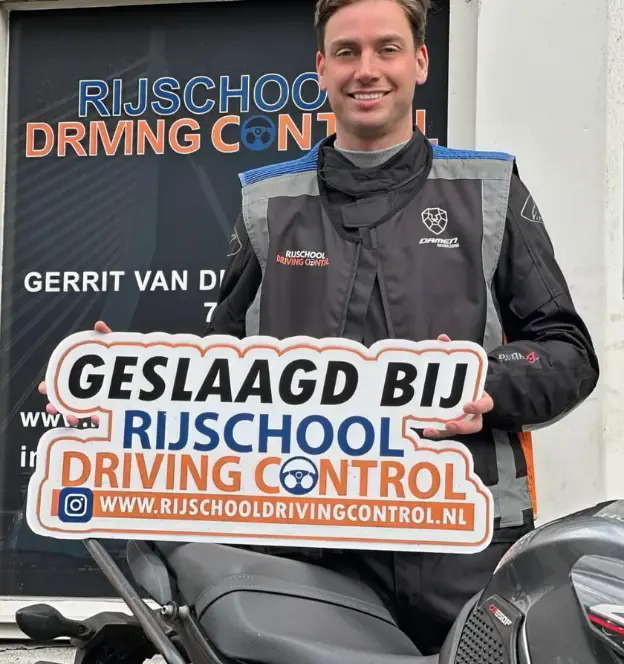 Geslaagde leerling bij motorrijschool Rotterdam Driving Control