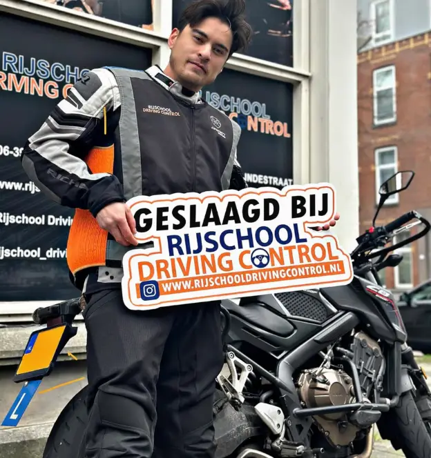 Geslaagde leerling na motorrijles Rotterdam beginners met motorrijbewijs in de hand
