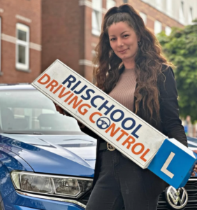Blije leerling na het behalen van rijbewijs via gemeente Rotterdam