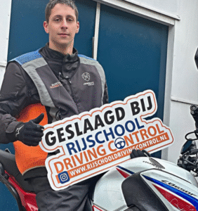 Geslaagde leerling na het vermijden van veelgemaakte fouten motorrijles