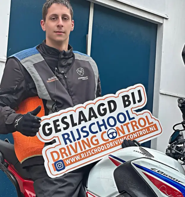Geslaagde leerling na het vermijden van veelgemaakte fouten motorrijles