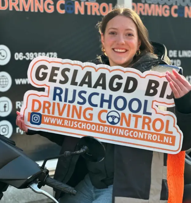 Blije leerling na behalen van compleet scooter rijbewijs – geslaagd met 1 dag praktijk