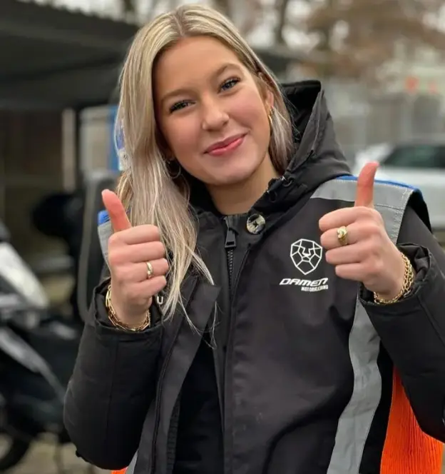 Geslaagde leerling met motorrijbewijs-pakket Rotterdam na succesvolle AVB- en AVD-examens bij Driving Control.