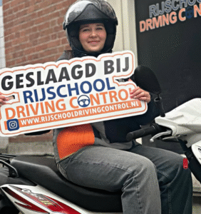 Geslaagde leerling bij rijschool scooter Rotterdam na praktijkexamen