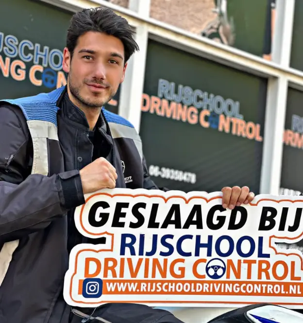 Leerling volgt motorrijles op 125cc motor – motor rijbewijs leeftijd A1 vanaf 18 jaa