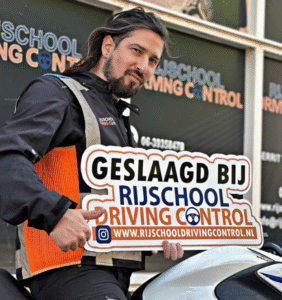 Geslaagde leerling na het behalen van het motorrijbewijs bij Driving Control – blij met transparante motor rijles kosten
