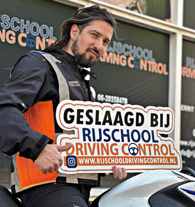 Geslaagde leerling na het behalen van het motorrijbewijs bij Driving Control – blij met transparante motor rijles kosten
