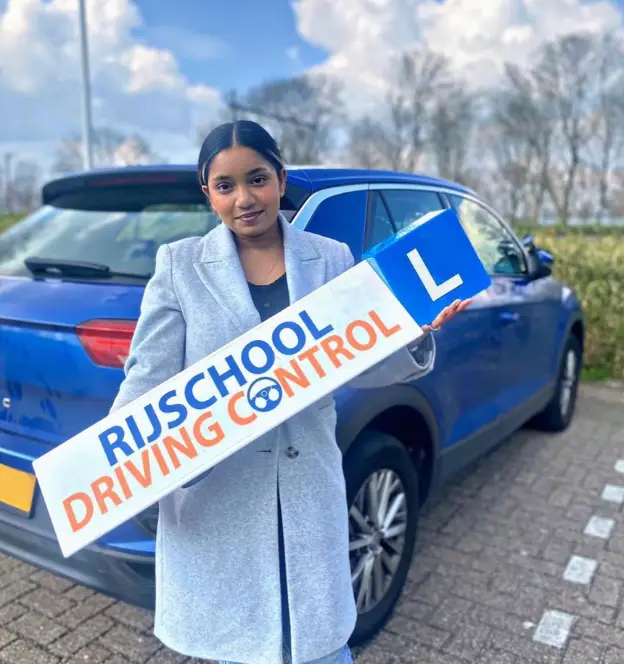 Leerling stapt voor het eerst zelfstandig in de auto na geslaagde rijopleiding in Maassluis