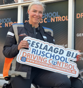 Motorrijbewijs Hillegersberg behaald – blije leerling op examenmotor