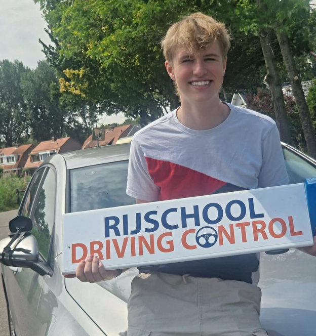 Jonge bestuurder met rijbewijs, net geslaagd in Rotterdam – rijbewijs halen Rotterdam