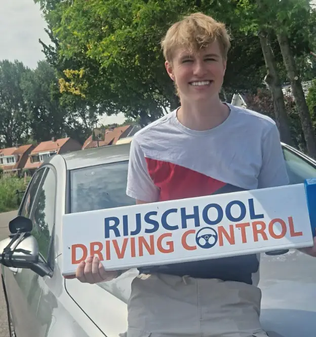 Rijbewijs halen in Rotterdam? Zo werkt het bij Driving Control 🚗💨