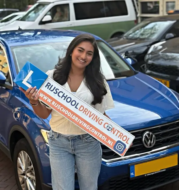 Geslaagde leerling bij Driving Control na rijles starten vanaf 16,5 jaar