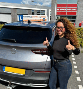 Geslaagde leerling laat zien hoe je snel je rijbewijs haalt in Rotterdam