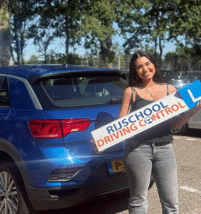 Geslaagde leerling viert behalen rijbewijs na leren van fouten tijdens rijexamen